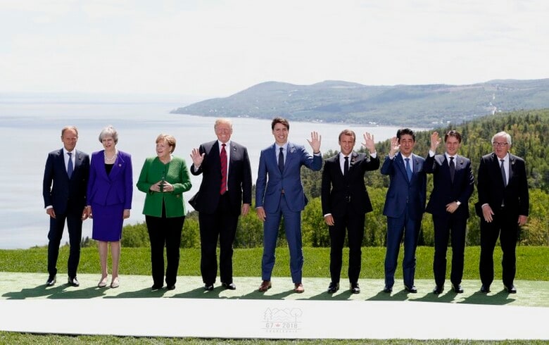６月８日、Ｇ７サミットで、他国による選挙干渉の阻止に向けて情報を共有し、インターネットプロバイダーやソーシャルメディア企業と連携していく方針で一致する見通しであることが分かった。写真は集合写真を撮影する各国首脳（２０１８年　ロイター/Yves Herman）