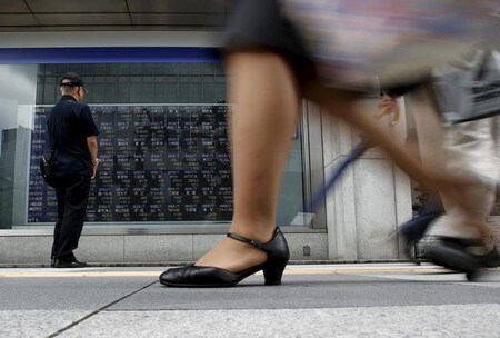 　７月４日、前場の東京株式市場で、日経平均株価は前営業日比１６１円６０銭安の２万１６２３円９４銭となり、続落した。写真は都内で２０１５年８月撮影（２０１８年　ロイター／Yuya Shino）