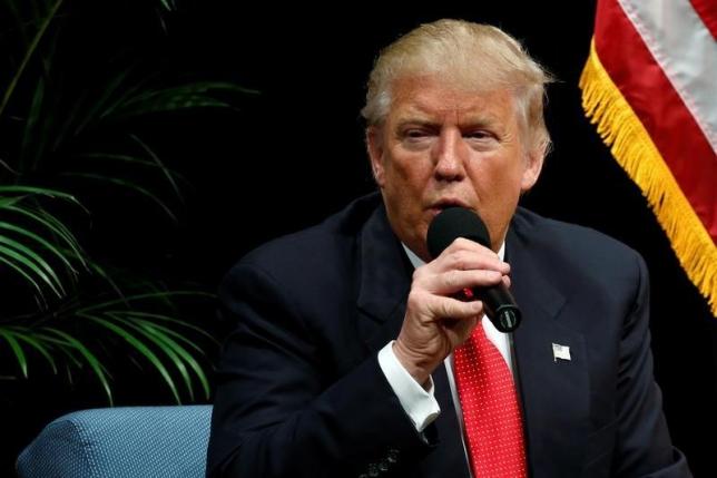 ９月２７日、米大統領選の民主・共和党両候補による第１回テレビ討論会から一夜明け、共和党のドナルド・トランプ候補は次回の討論会では、民主党のヒラリー・クリントン候補への攻勢を強めると言明した。写真は同日、米フロリダ州マイアミで会合に出席するトランプ氏（２０１６年　ロイター/Jonathan Ernst）