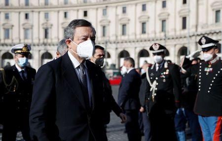 イタリアのドラギ首相は８日、新型コロナウイルス感染状況が悪化していると注意を促した。写真は２月２５日、ローマで撮影（２０２１年　ロイター／Yara Nardi）