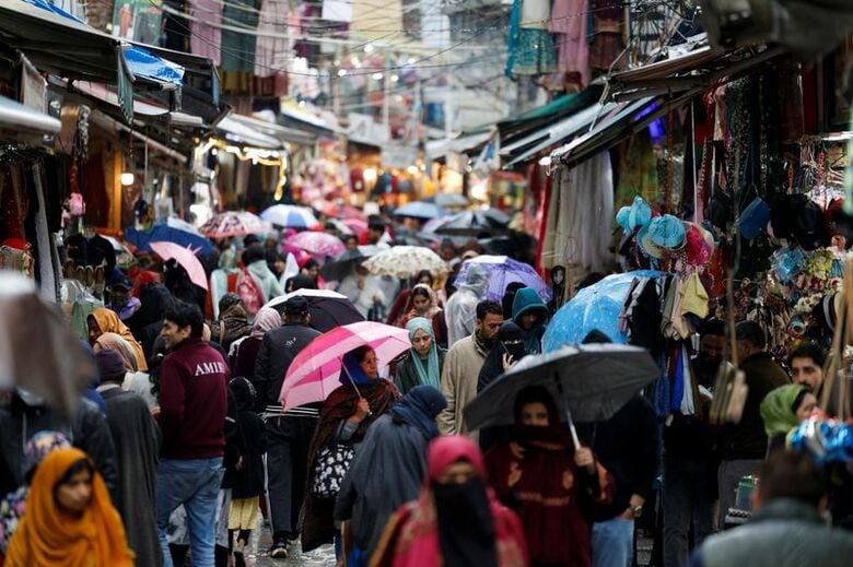 写真は3月18日、インド・カシミール州スリナガルの市場で撮影。REUTERS/Sharafat Ali