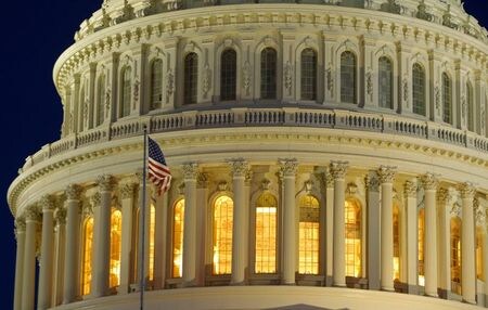 　米自動車部品メーカーは２７日に議会上院で開かれた公聴会で、ガソリン燃料を使用する新たな乗用車の販売終了時期の設定に反対し、電気自動車（ＥＶ）への急速な移行は数千人規模の雇用喪失につながりかねないと警告した。写真は米連邦議会議事堂。２０１３年３月ワシントンで撮影（２０２１年　ロイター/Gary Cameron）