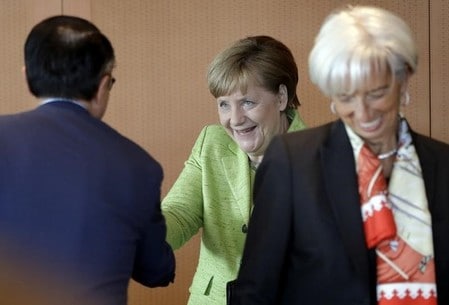 　４月１０日、ドイツのメルケル首相（写真中央）は、国際通貨基金（ＩＭＦ）、世界貿易機関（ＷＴＯ）などのトップと、保護主義の台頭に直面するなか世界的な貿易システムを強化していくとする共同声明に署名した。（２０１７年　ロイター/Michael Sohn）