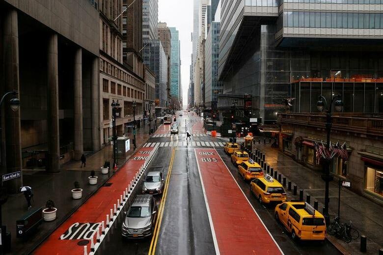 米国の新型コロナウイルス流行の中心地となっているニューヨーク州では、24日も感染者が急増した。人口が800万人を超えるニューヨーク市では、感染者が累計約1万5000人、死者は157人となった。写真はニューヨークで23日撮影（2020年　ロイター／MIKE SEGAR）