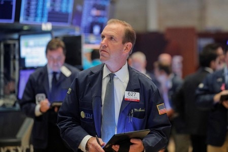 米国株式市場は米中通商合意への期待が高まったことで貿易動向や世界的な景気動向に敏感な銘柄に買いが入り、Ｓ＆Ｐ総合５００種は過去最高値に迫った。ニューヨーク証券取引所で撮影（２０１９年　ロイター/Brendan McDermid）