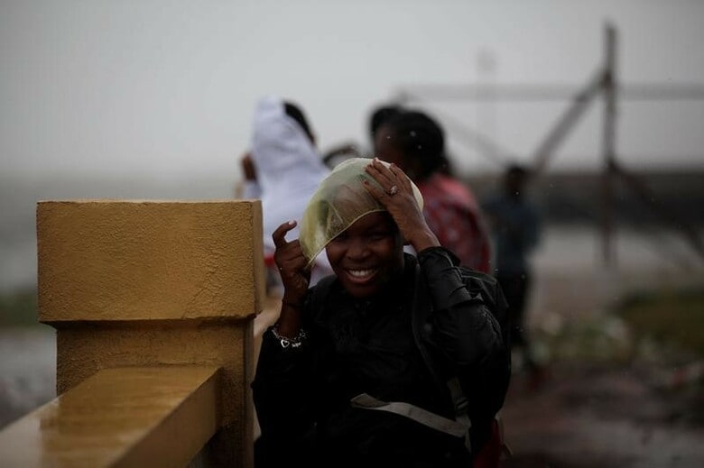 １０月３日、米国立ハリケーン・センターによると、強い勢力を持つカテゴリー４のハリケーン「マシュー」がカリブ海のハイチに接近、３日夜には上陸する可能性がある。写真はハイチ南西部の都市レカイで撮影（２０１６年　ロイター／Andres Martinez Casares）