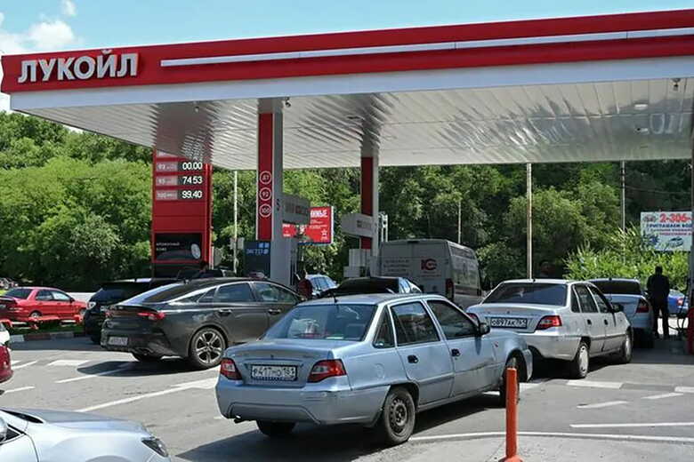 ロシア南部ロストフ州のロストフナドヌーのガソリンスタンドで、給油を待つ車の列。6月29日撮影　REUTERS/Sergey Pivovarov