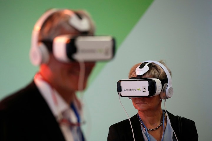 先日パリで行われたCOP21でもVRヘッドセットを使ったプレゼンが行われた　Stephane Mahe-REUTERS