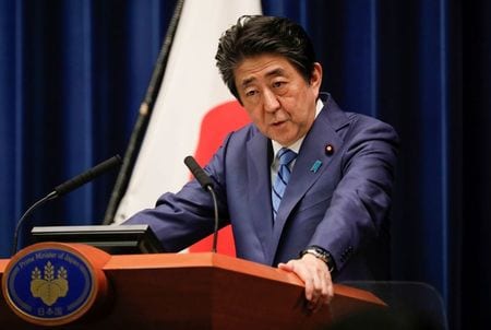 　４月２日、安倍晋三首相は衆院本会議で、新型コロナウイルス感染症拡大防止のための緊急事態宣言について、必要なら躊躇なく決断して実行すると述べた。写真は首相官邸で３月１４日撮影（２０２０年　ロイター/Issei Kato）