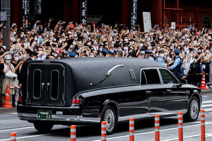 安倍元首相の出棺を沿道で見送る人たち（7月12日）　Issei Kato-REUTERS　