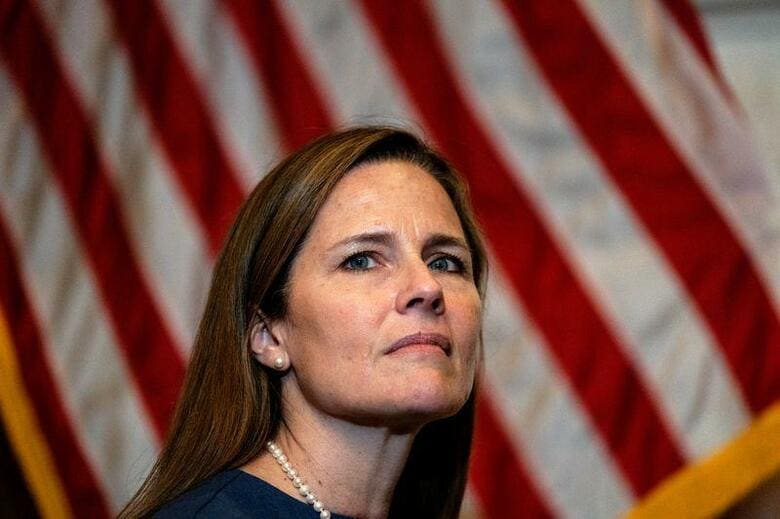 トランプ米大統領が連邦最高裁判所判事に指名したエイミー・バレット氏の上院司法委員会の公聴会が12日から行われる。同氏は公聴会で、個人的見解ではなく、法律に基づき各事例を扱うと説明する。写真は米議会議事堂内でのバレット氏。2020年9月29日に撮影。(2020年　ロイター/プール経由)