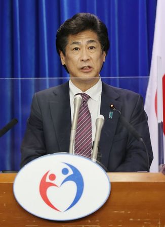 　１２月２５日　日本で初めて新型コロナウイルスの変異種が確認され、記者会見する田村憲久厚労相。１２月２５日、東京で撮影（２０２０年　時事通信）