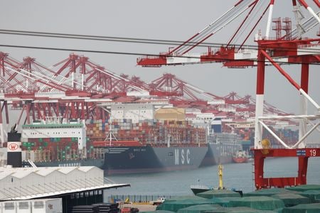 　中国は今年、インドネシアから異例に多い量の原油を輸入している。貿易業者らは米国による制裁の対象となっているイラン産原油をマレーシア沖で積み替える際にインドネシア産に偽装する手口が横行していると指摘する。中国山東省青島港で２０２１年４月撮影（２０２５年　ロイター／Carlos Garcia Rawlins）