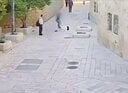 4月28日、エルサレムのダビデ廟近くでユダヤ人の男がフランス人のカトリック修道女を襲撃する事件が発生。防犯カメラは男が背後から修道女に駆け寄り、石畳に突き飛ばす様子を捉えている　ISRAELI POLICE-X