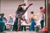 精肉店の店先で独学でバレエを踊り続けた少女はいまやスターに