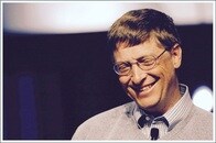 ある女性の人生を変えた、ビル・ゲイツがソファに座った写真