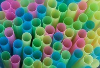 アメリカン航空もプラスチック製ストロー廃止へ　ラウンジや機内で