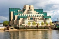 「前線はあらゆる場所にある」...史上初のMI6女性長官が警告する、テクノロジーと安全保障の関係性