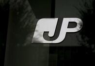 総務省、日本郵便に保険募集停止3カ月　郵政・郵便に業務改善命令も
