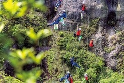 中国・浙江省で「断崖絶壁」にぶら下がる人々...その意外な目的は？