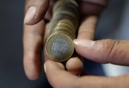 インドルピーが最安値更新、エネルギーリスク深刻化　中銀介入か