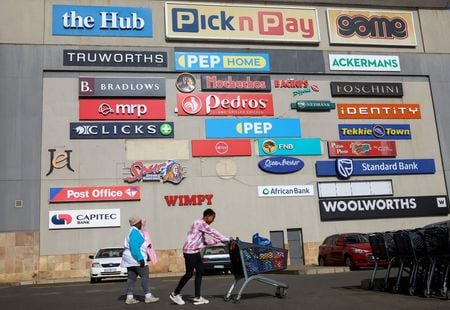 　南アフリカには世界的な「小売店の終焉（しゅうえん）」が訪れておらず、ショッピングモールが人気だ。６月２８日、ヨハネスブルク近郊のショッピングモールで撮影（２０２２年　ロイター/Siphiwe Sibeko）