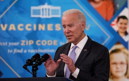 米連邦地裁は３０日、バイデン政権が数百万人の労働者に新型コロナウイルスワクチンの接種を義務付けた２件の措置に対して差し止め命令を出した。写真は、５－１１歳を対象にしたワクチン接種について説明するバイデン大統領。２０２１年１１月３日にホワイトハウス内で撮影。（２０２１年　ロイター／Evelyn Hockstein）