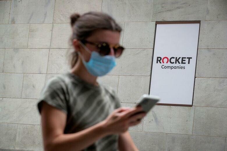 住宅ローンを手掛ける米ロケット・カンパニーズの株価が乱高下している。2日は空売り勢の買い戻しとみられる動きで70％超急騰したが、3日には新たな空売りで株価が急落した。2020年8月、NY証取で撮影（2021年　ロイター/Brendan McDermid）