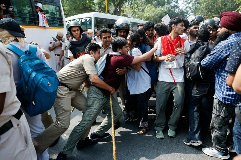 インドの警察は１０日、選挙管理委員会トップの辞任を求める若者の抗議活動を阻止するため、首都ニューデリーで参加者や指導者ら数十人を拘束した。（２０２６年　ロイター/Adnan Abidi）