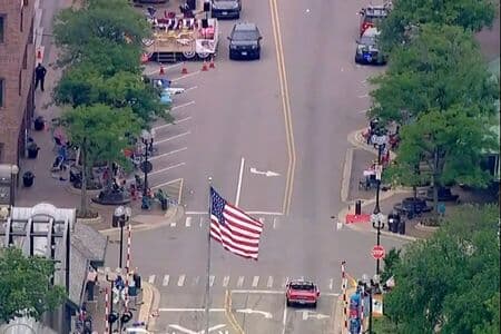 米中西部イリノイ州シカゴ郊外ハイランドパークで４日、独立記念日を祝うパレードのルートで銃撃事件が発生し、地元捜査当局によると、少なくとも６人が死亡し、２４人が負傷して病院に搬送された。 （２０２２年　ロイター/ABC affiliate WLS/ABC7 via REUTERS）