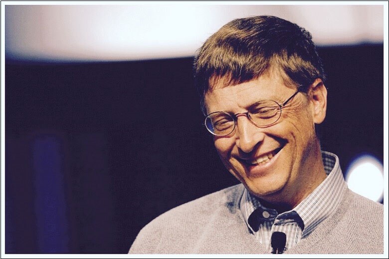 おなじ部屋でおなじ角度から撮られた２枚の写真を見て、ビル・ゲイツのような世界的企業のリーダーとなる自分の姿を想像できた EdStock-iStock.