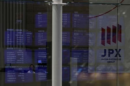 　６月５日、午前の東京株式市場で日経平均は、前営業日比３０９円８６銭安の３万８５２７円６０銭と続落した。写真は都内にある東京証券取引所で２０１５年８月撮影（２０２４　ロイター／Yuya Shino）