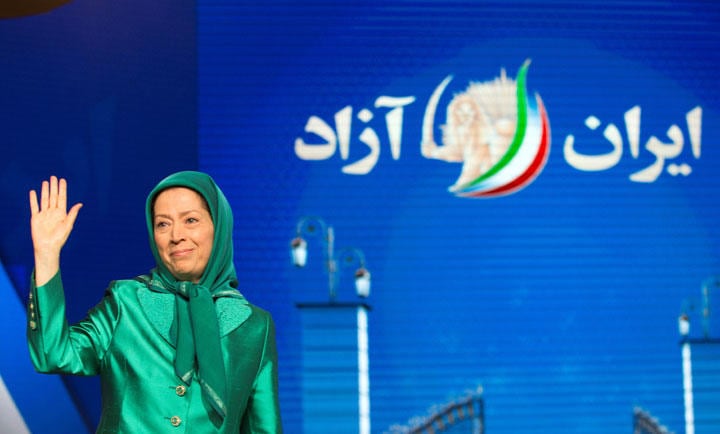 今年7月、アルバニアのMEK拠点で行われた講演で登壇するマリアム・ラジャビ　Florion Goga-REUTERS