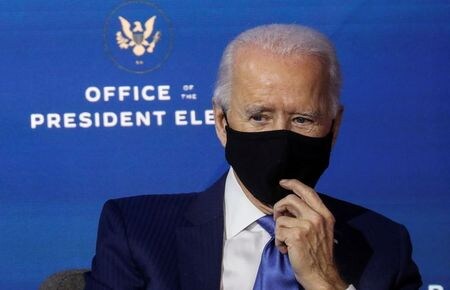 １２月１日、米大統領選で勝利を確実にした民主党のバイデン前副大統領は、新型コロナウイルス救済法案を可決するよう議会に要請したほか、来年１月２０日の大統領への正式就任後に経済活性化に向けた一段の措置を実施すると言明した。 写真は同日、米デラウエア州で開いたイベントで経済チームを紹介するバイデン氏（２０２０年　ロイター／Leah Millis）