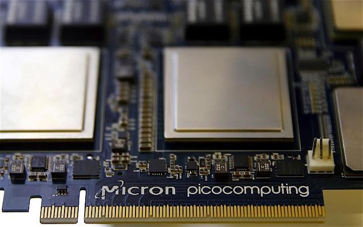 半導体のスポット価格が今年に入って初めて上昇している。写真は米メーカー製のチップ。フランクフルトで2015年7月撮影（2019年　ロイター/Kai Pfaffenbach）