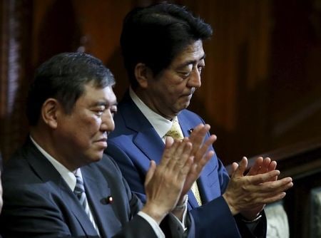 　６月２３日、ポスト安倍を巡る与党内議論が流動化している。首相が後継者として期待してきた岸田文雄政調会長に対する支持が広がりを欠いているためだ。その中で各種世論調査で人気の高い石破茂元幹事長に二階俊博幹事長が支持を明言し、これを菅義偉官房長官も側面支援。写真は都内で２０１５年７月撮影（２０２０年　ロイター／Toru Hanai）