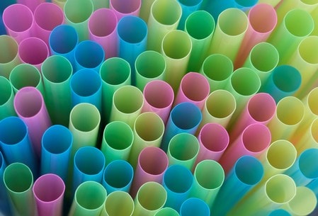 ７月１０日、米アメリカン航空は、同社のラウンジと機内でプラスチック製使い捨てストローや、飲み物をかき混ぜるためのスティックの廃止を予定していると発表。英ラフバラーで４月撮影（２０１８年　ロイター/Darren Staples）