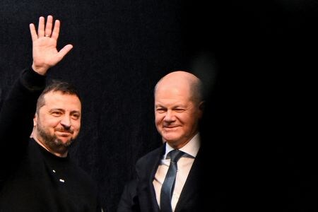 　５月２７日、ウクライナはこのほど、ドイツに対し射程距離約５００キロの空中発射型長距離巡航ミサイル「タウルス」の供与を要請した。写真はドイツのショルツ首相とウクライナのゼレンスキー大統領。ドイツのアーヘンで１４日撮影（２０２３年　ロイター／Jana Rodenbusch）