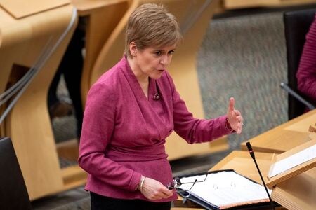 スコットランド自治政府のスタージョン首相は３０日、独立を巡る新たな住民投票について、来年にも実施する可能性を排除しない構えを示した。１０日の議会での代表撮影。（２０２０年　ロイター）