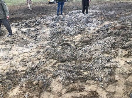 イランが米国による司令官殺害の報復として米軍が駐留するイラクのアル・アサド空軍基地などに行ったミサイル攻撃について、米欧の政府筋は８日、イランが意図的に犠牲者を出さなかったとの見方を示した。写真はソーシャルメディアに掲載されたイラク・エルビル近郊のミサイル着弾地（２０２０年　ロイター/BLESA SHAWAYS）