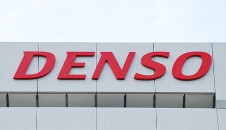 デンソーは２８日、２０２３年３月期（今期）を下方修正した。連結営業利益（国際会計基準）は前期比４０．７％増の４８００億円となる見通し。写真は２０１１年５月、愛知県刈谷市で撮影（２０２２年　時事通信）