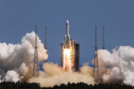 　７月３１日、中国のロケット「長征５号Ｂ」が、大気圏再突入後も大きな塊のまま地上に落下した問題で、米ＮＡＳＡは中国に対し、宇宙ゴミ（スペースデブリ）の落下被害が出る可能性を把握する上で必要な「具体的な軌道情報」を共有しなかったと批判した。写真は２４日、海南省で打ち上げられる長征５号Ｂ。チャイナ・デーリー提供（２０２２年　ロイター）