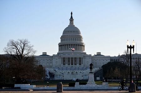 米上院は４日、バイデン大統領が提案した１兆９０００億ドル規模の追加景気対策について、現金給付の対象から高所得層を除外する修正案を９９対１で可決した。写真は連邦議会議事堂、１月撮影（２０２１年　ロイター／Erin Scott）