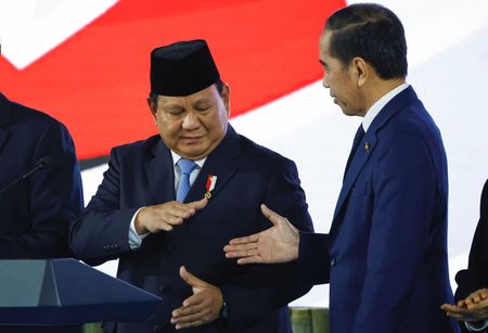 インドネシアのプラボウォ大統領（写真左）は２４日、政府系投資ファンド「ダナンタラ・インドネシア」（正式名ダヤ・アナガタ・ヌサンタラ投資管理庁）を発足させた（２０２５年　ロイター／Ajeng Dinar Ulfiana）