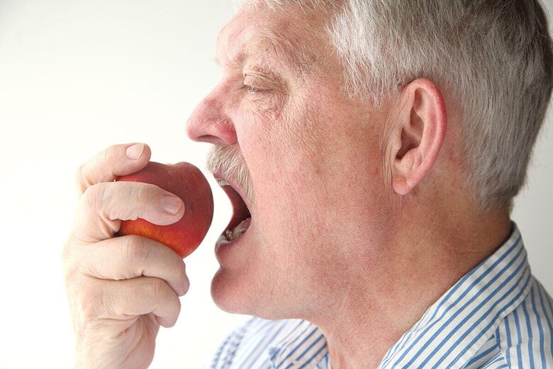 食べ物を飲み込む力、嚥下（えんげ）機能に関する50代男性の悩みに…　NEBARI/ISTOCK