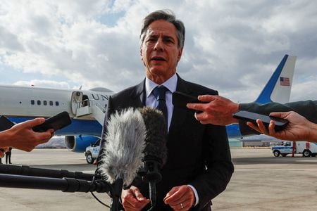 ブリンケン米国務長官は８日、イスラエルとイスラム組織ハマスの戦闘が終わり次第、パレスチナ自治区ガザはパレスチナが統治すべきだと述べ、イスラエルが無期限に治安維持の責任を負うというネタニヤフ首相の考えに否定的な見解を示した。写真は１１月６日、アンカラの空港で記者団の質問に答えるブリンケン国務長官（２０２３年　ロイター／Jonathan Ernst）