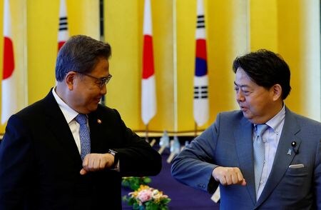 日韓両政府は１８日午後に外相会談を開き、第２次世界大戦中の朝鮮半島出身者の労働問題、いわゆる元徴用工問題の早期解決を図ることで一致した。写真は韓国の朴振外相（左）と日本の林芳正外相。７月１８日、東京で撮影。代表撮影（２０２２年　ロイター/Kim Kyung-Hoon）