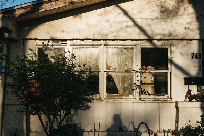 窓辺に見えた不気味な影の正体は...（写真はイメージです）　Parker Coffman-Unsplash