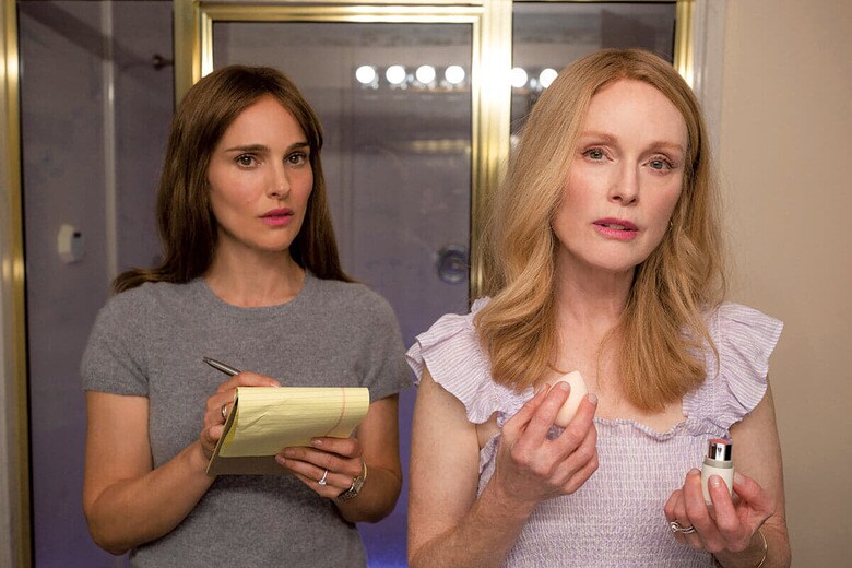 『メイ・ディセンバー』でグレイシー（右）になり切ろうとするエリザベス役のポートマン（左）　©2023. MAY DECEMBER 2022 INVESTORS LLC, ALL RIGHTS RESERVED.