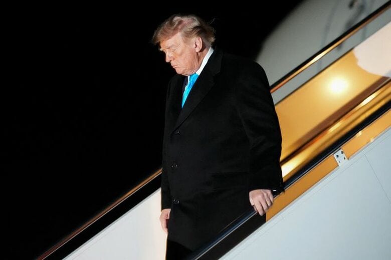 エアフォースワンから降りるトランプ大統領。アンドリュース統合基地で2026年10月5日撮影。 REUTERS/Nathan Howard